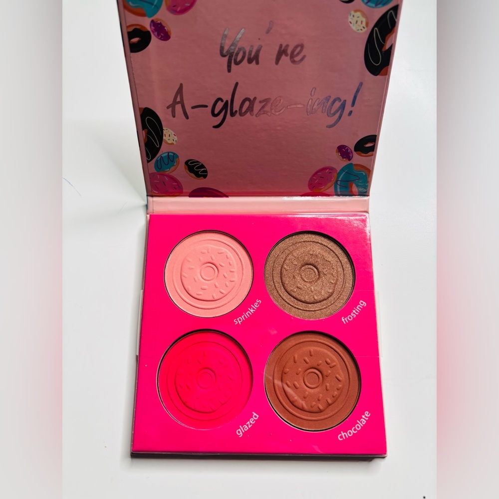 NWT 4 Face Powder Palette, cruelty-free, 2 blush, 1 bronzer & 1 flawless powder!